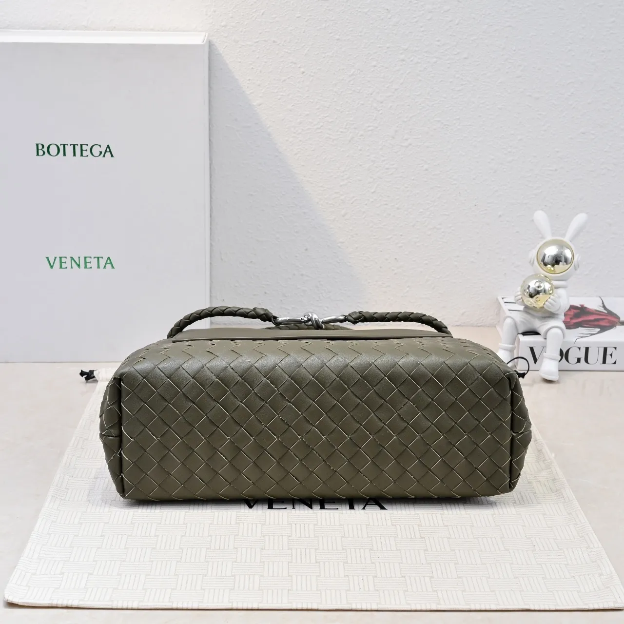 Batch 2460 #BV new men's Andiamo can be carried hand-held, on the shoulder or cross-body. It is a fashionable and versatile men's bag. The combination of lntrecciato woven iconic elements and smooth leather creates a unique cool style😎 The subtle luster and natural texture of the calfskin are high-end and fashionable. The flip-top design Knot shoulder straps and tough full leather shoulder straps are more private and can be used in more ways. No matter the size, it can accommodate a laptop, and it can be easily handled for daily commuting, business trips or travel. Model: 7715 Size: 37x26x13